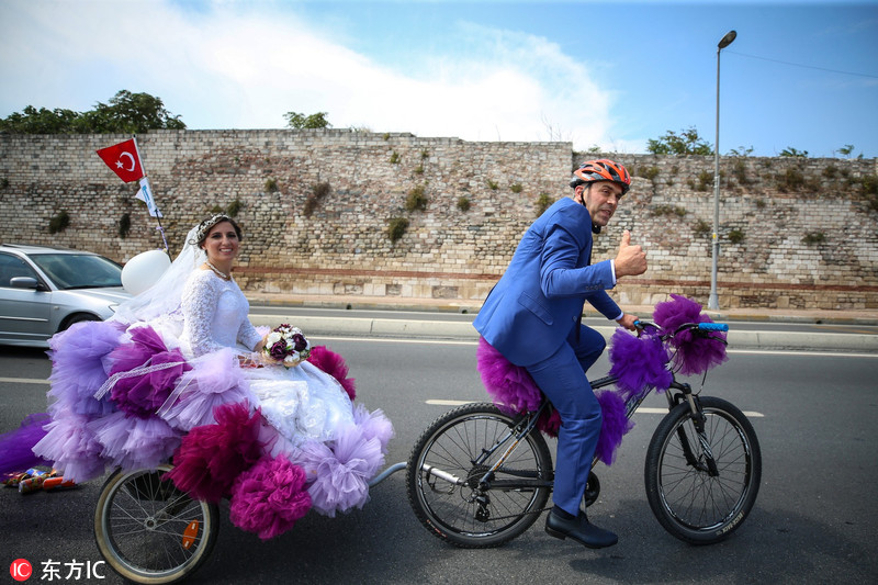 另类浪漫!土耳其新郎骑自行车"婚车"娶亲