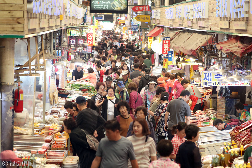 当地时间2018年9月9日,韩国釜山,在釜山市釜田市场,采购中秋祭祀,节庆