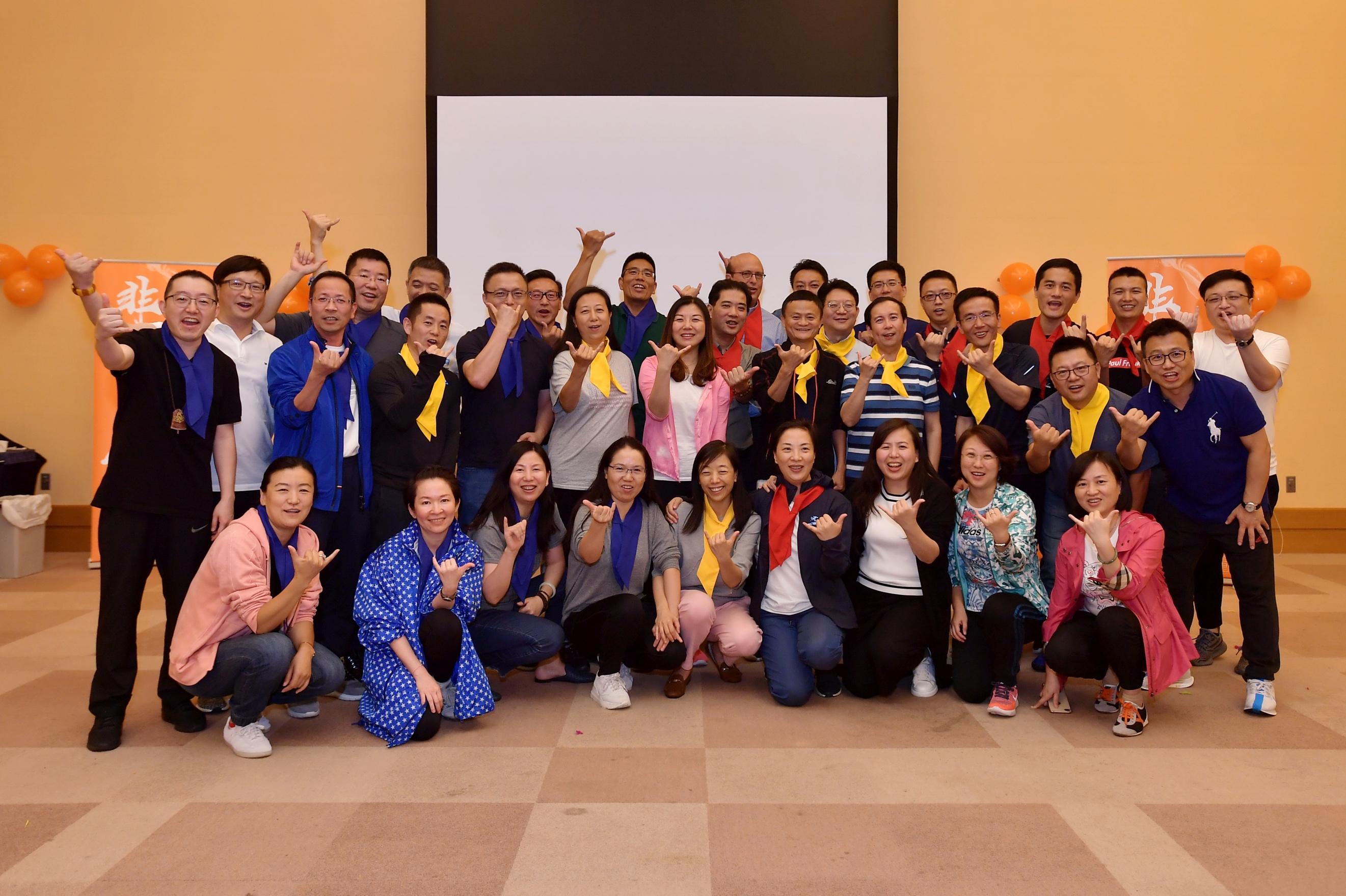 (图/马云得以从容地宣布不再担任董事局主席，回归一个普通阿里人的身份，从根本上源于他和阿里巴巴创始团队亲手建立的合伙人制度。阿里巴巴目前有36位合伙人。)