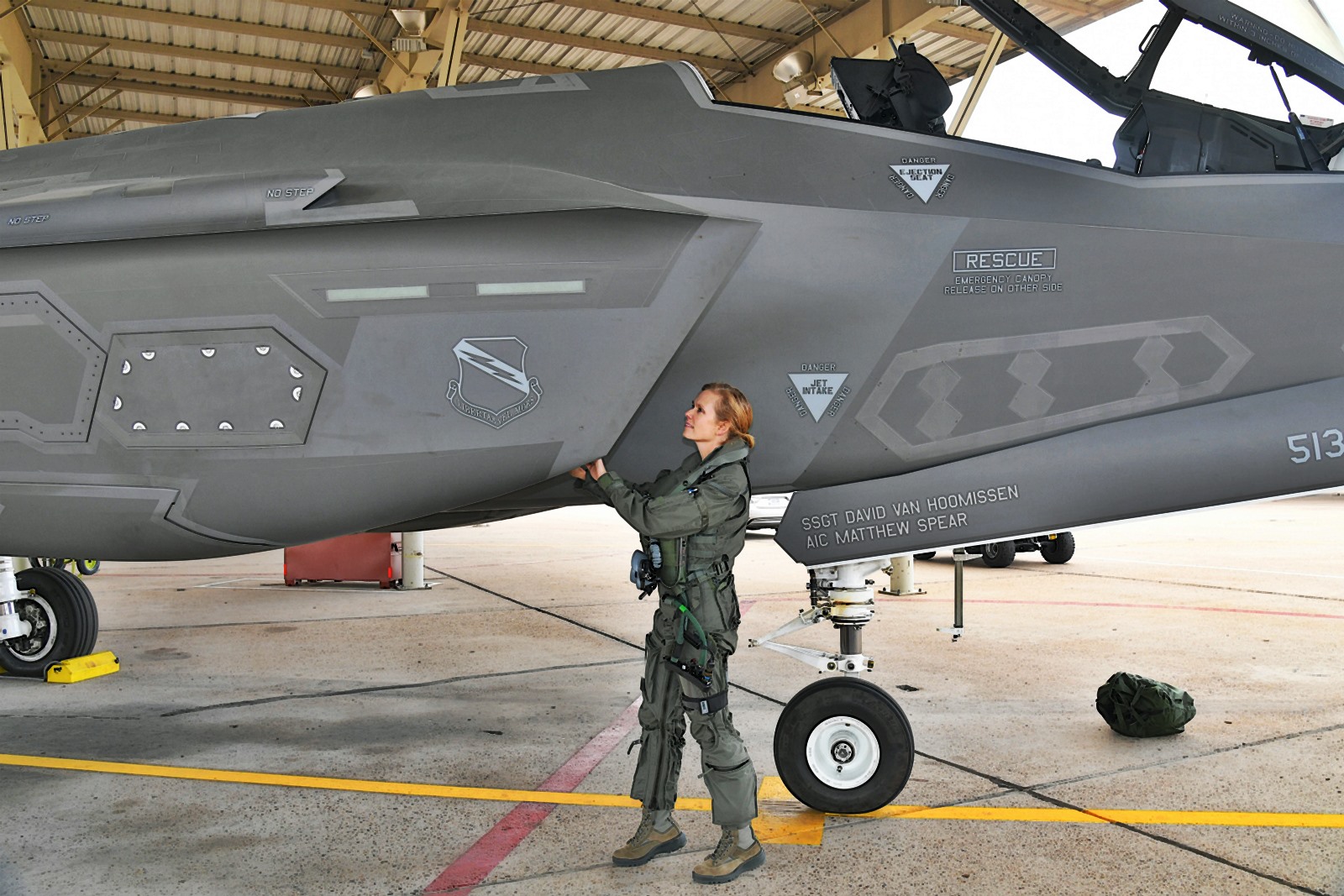 10 美军首位f35a战斗机女飞行员曝光