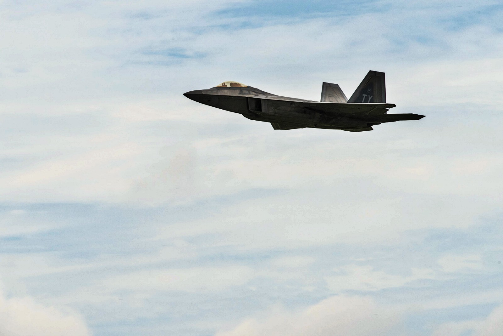 美军f22战斗机为飞行表演做训练时展示超强机动