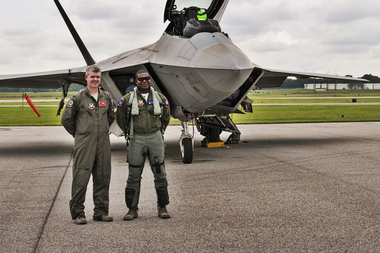 美军f22战斗机为飞行表演做训练时展示超强机动