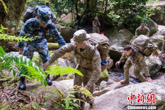 山地行军。关亚斐 摄