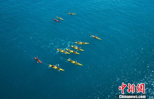 海上皮划艇训练。关亚斐 摄