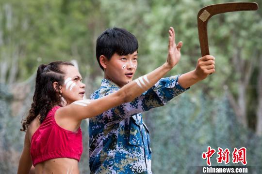 学习狩猎方法。关亚斐 摄