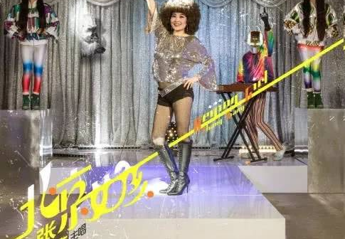 她的声音经过岁月的打磨，也早已变得越发性感越发有魅力。