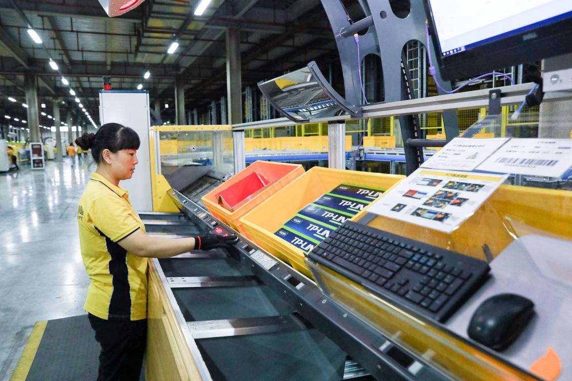 (图:货到人拣选系统等新技术的运用驱动苏宁智慧零售高速发展)