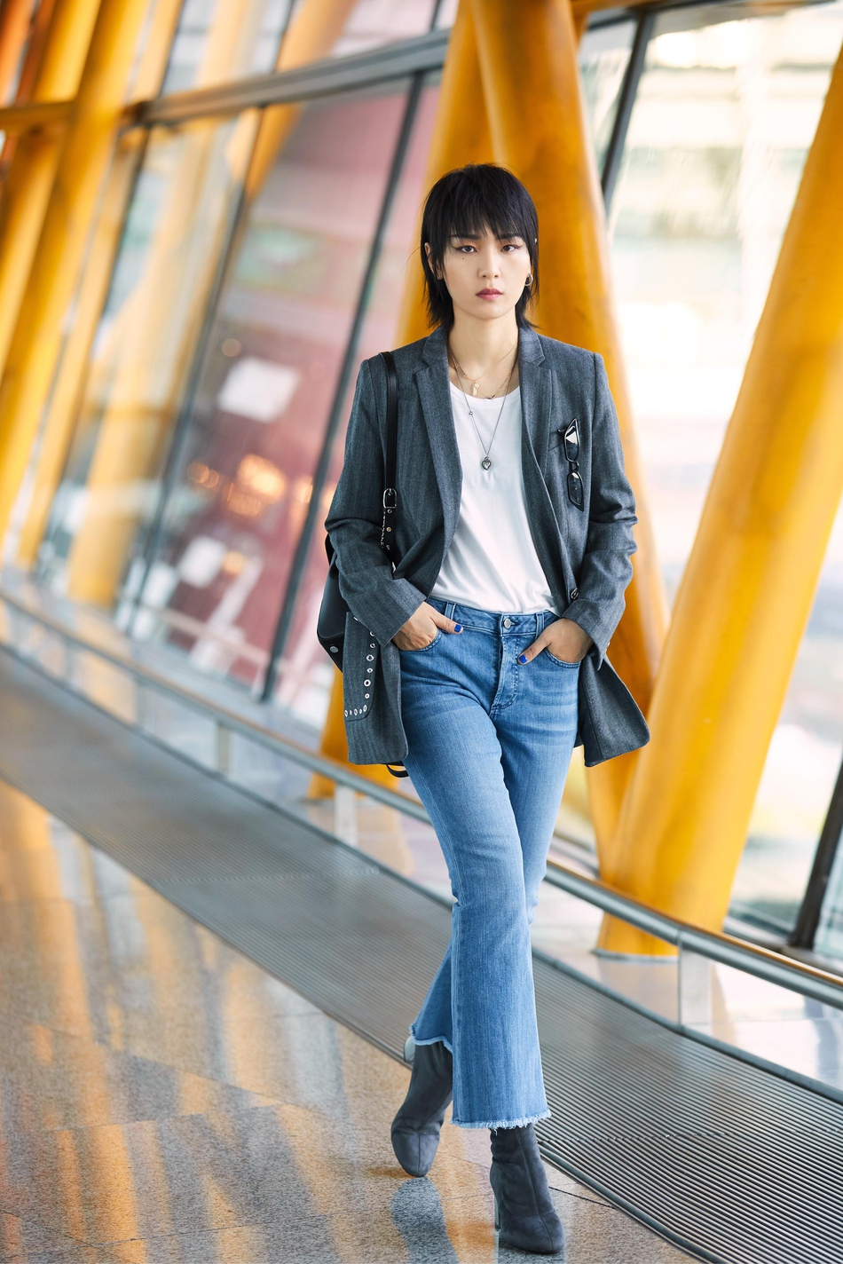 周笔畅启程纽约时装周早秋清爽穿搭干净利落