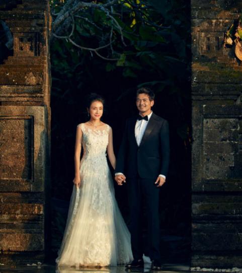 从结婚照上看，杨烁与其妻子十分般配，相当的甜蜜美满。