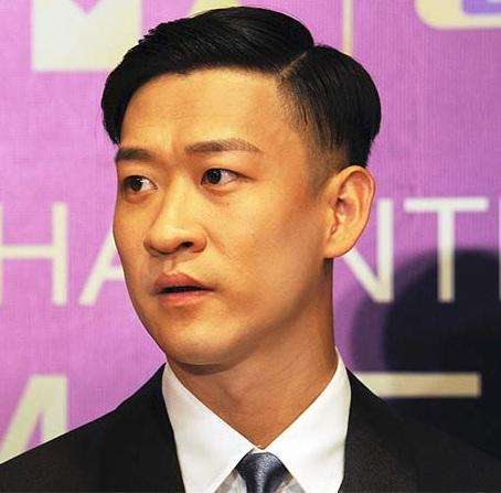 当了爸爸的曹云金也是时常晒孩子的照片，这不前段时间还晒出自己童年时期的照片。