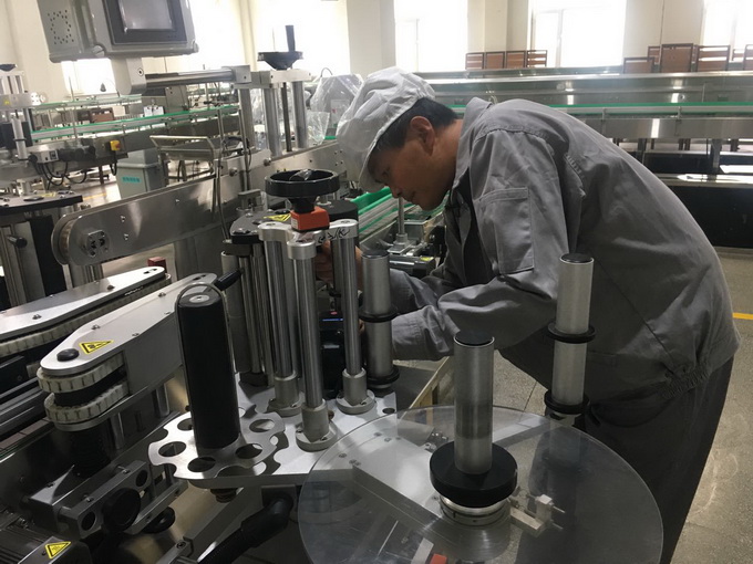 设备维修工郝师傅正在车间检修设备