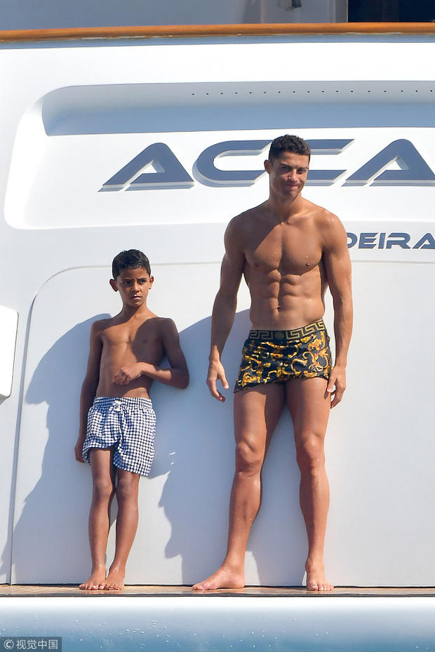 与迷你罗同框。