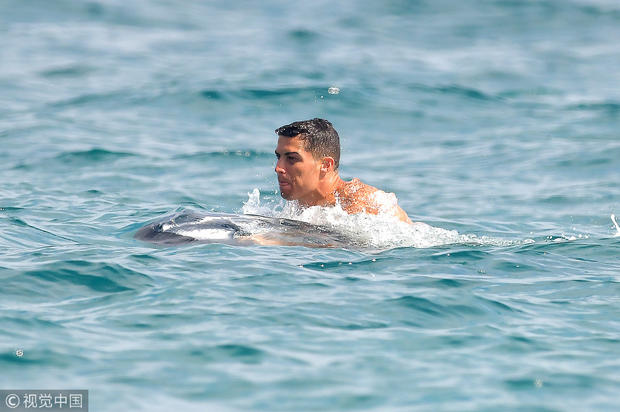 游泳中的C罗也非常迷人呀。
