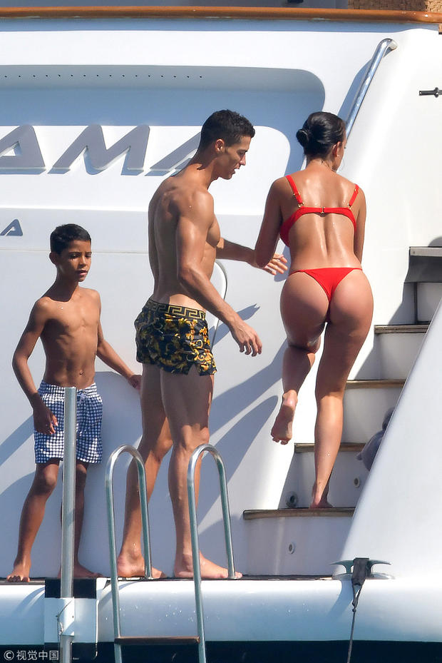 乔治娜穿比基尼惹眼。