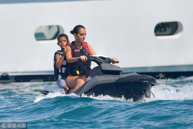 乔治娜开海上摩托,带着迷你罗,画风有爱。