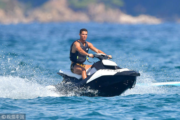 c罗带女友儿子海边度假,迷你罗与乔治娜互动有爱,乔治娜穿比基尼惹眼