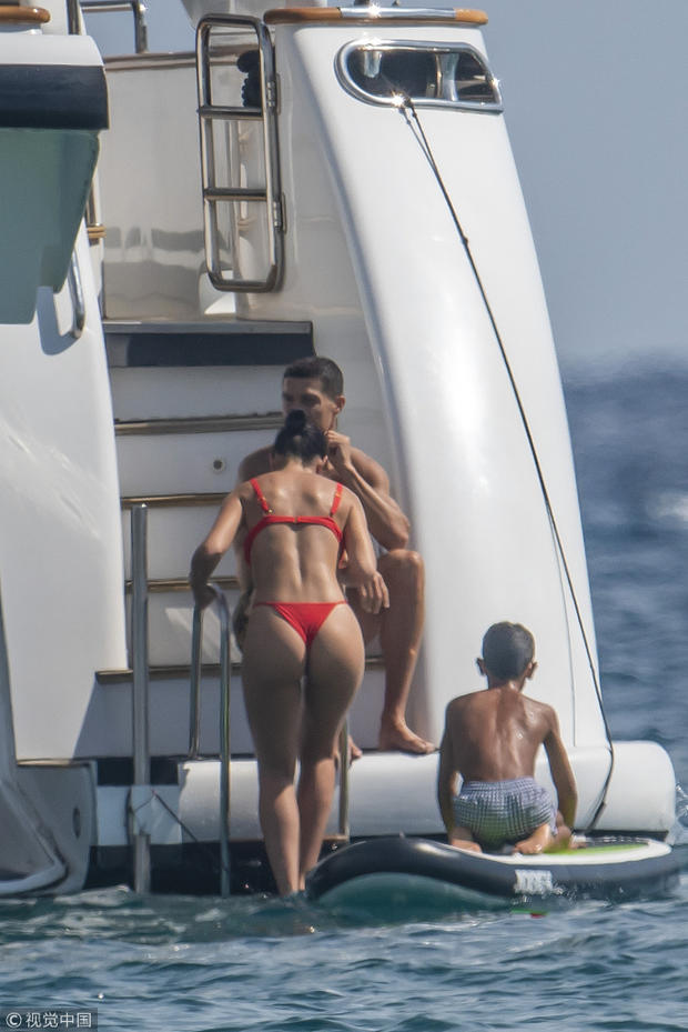 C罗“一家三口”。