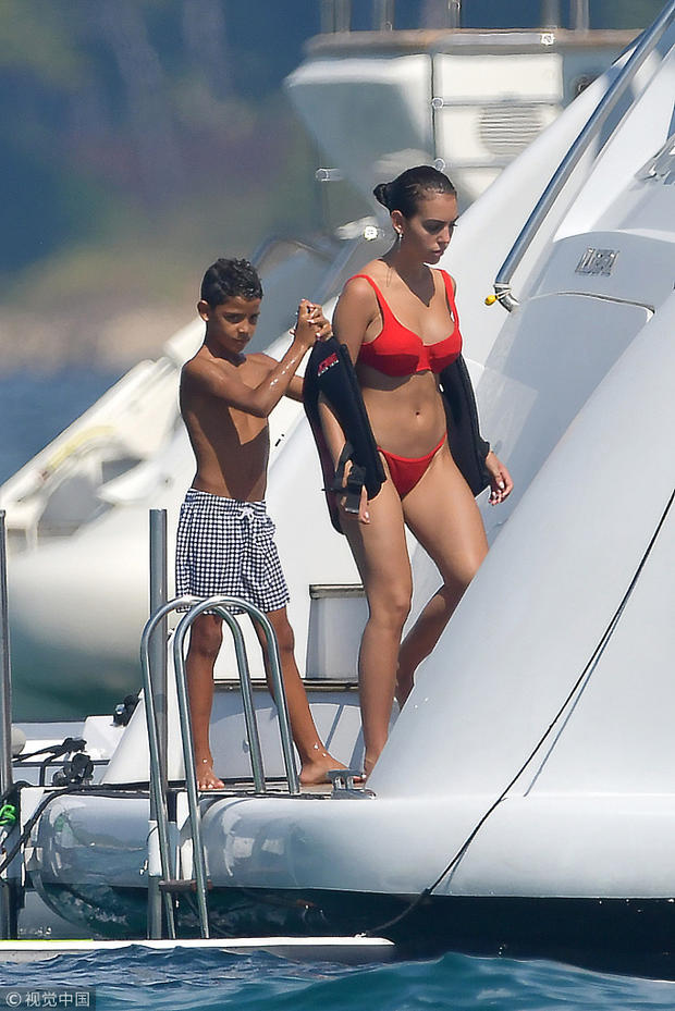 迷你罗与乔治娜同框。