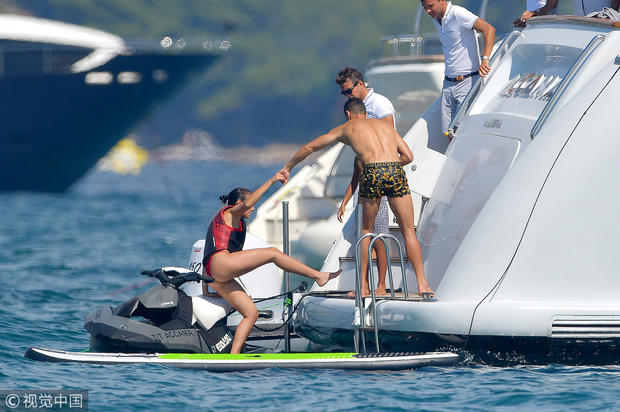 C罗拉女友上岸超贴心。