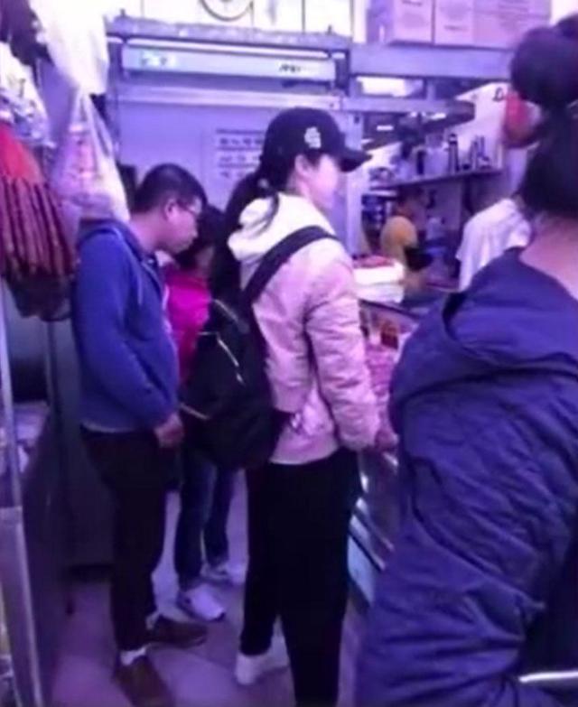 董璇在当地的菜市场