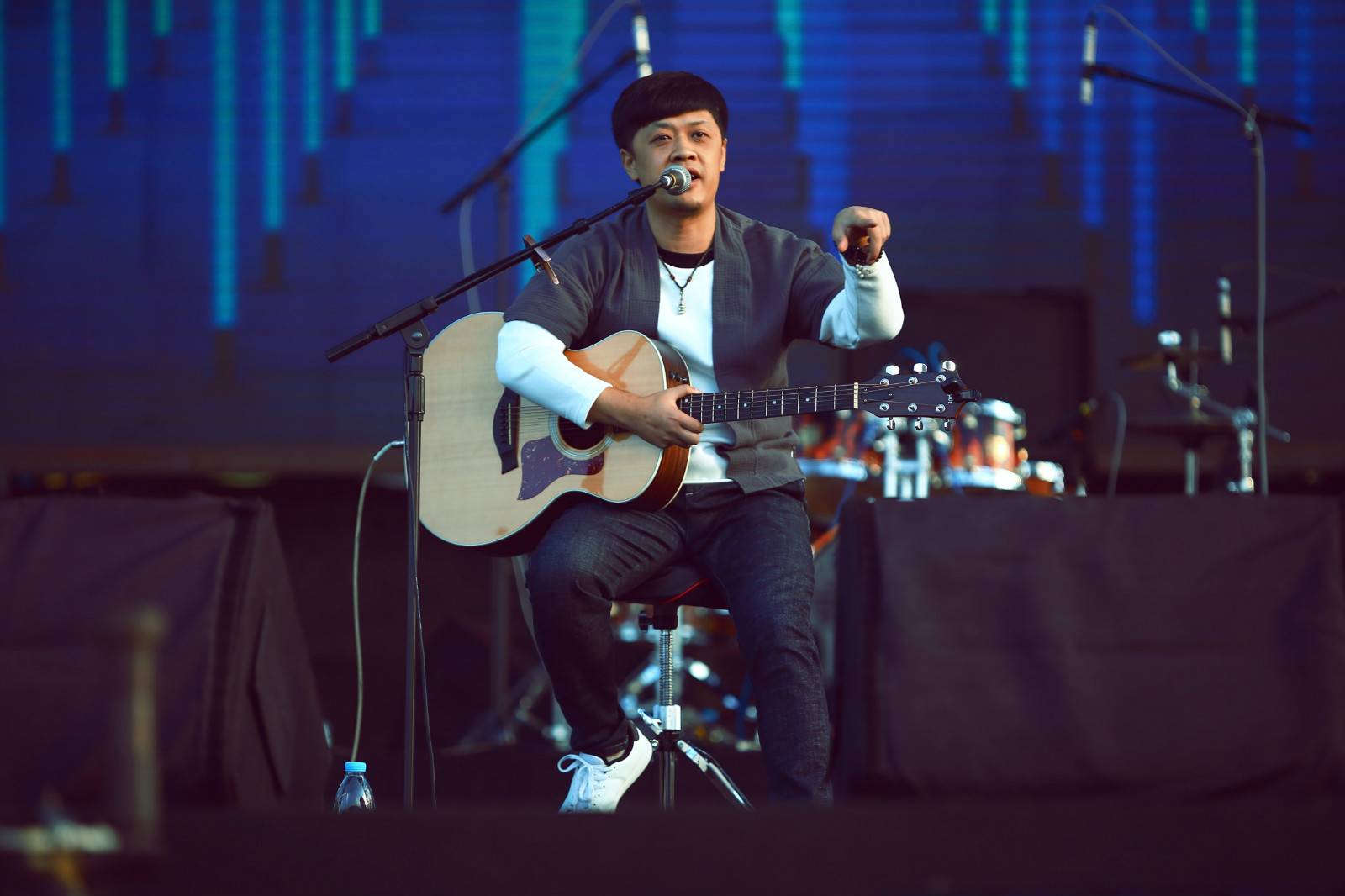 近日,著名民谣歌手方磊受邀参加2018哈尔滨万达乐园"音浪音乐节",倾情