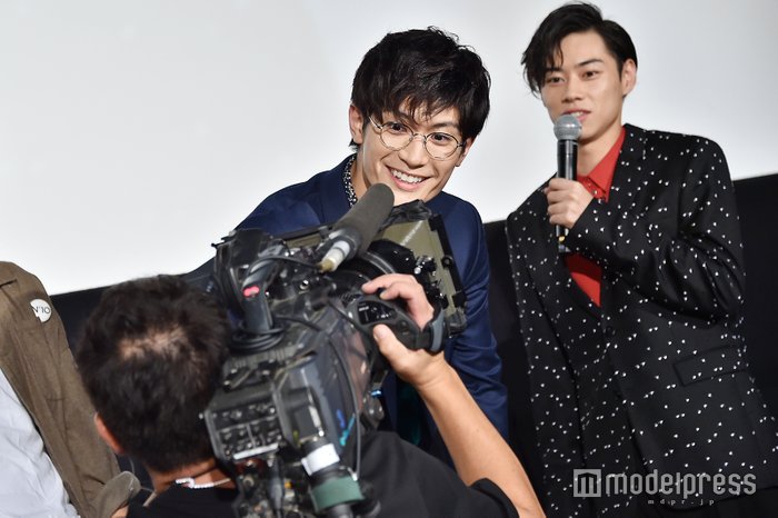 组图三浦春马出席电影活动眼镜扮相斯文帅气