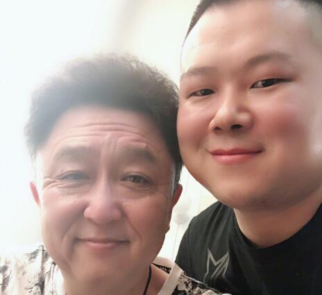 合照一出就遭到了成员们的吐槽,冯兆祥首先开炮无奈的说"都变形了哥"