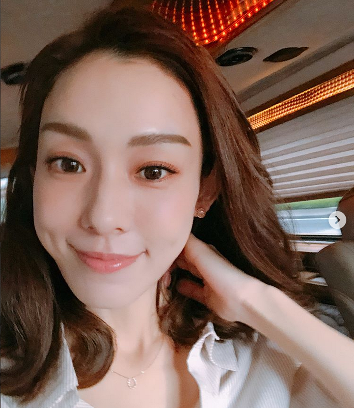 范玮琪工作中玩自拍笑容温柔妆容清新锁骨精致迷人