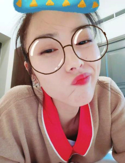 表情包刘雯上线!晒搞怪自拍照毫无偶像包袱