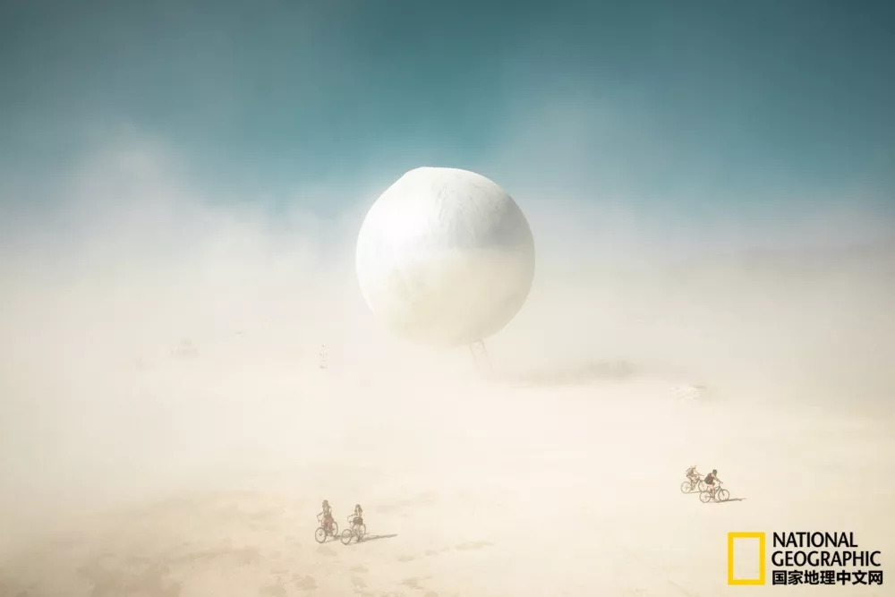 巨大尺度的反射球体