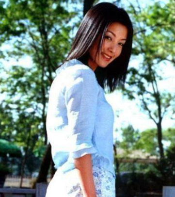 她曾是玉女代表, 18岁生子与逃犯同居三年, 如今落魄无人知!