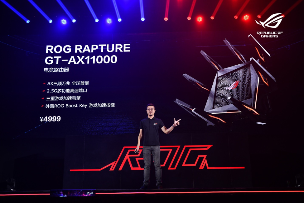 本次ROG信仰盛会华硕网络发布了一款时代突破性产品：ROG RAPTURE GT-AX11000万兆电竞路由器。它是全球首款三频且Wi-Fi速度超过10Gbps的无线路由器;也是全球首款三频802.11ax 电竞路由器，其内置Broadcom 1.8GHz Qual Core电竞处理器，强劲的四核处理能力配合高速大容量内存，并发速率高达11,000Mbps，可提供DIY游戏玩家梦寐以求的万兆无延迟的网络极光速率，其独特的全系统Game First、Game Boost、WT-Fast三级火箭推力游戏加速引擎，更是让玩家感受淋漓尽致随心所欲的畅爽游戏体验。采用最新802.11ax Wi-Fi标准，提供比802.11ac 4x4路由器高出2.53倍的传输速率，可确保更快的连线速度;其具备OFDMA传输特质，可将多客户端数据的打包分配至各个并行的数据通道，提升信道并行处理能力，同时4X4 MU-MIMO多数据多进程数据同步处理，更是降低延迟同时将网络效率提升4倍;内置1个专业2.5G BASE-超高速硬件游戏加速端口，支持802.3BZ以太网，数据速率高达2500 Mbps，具备前置游戏优先级处理能力，提供比普通Gigabit LAN端口快2.5倍的传输速度，轻松实现平滑和无延迟游戏加速体验以及疾速的文件分享和流畅稳定的4K蓝光视频在线播放;机身设有Boost Key一键游戏加速按钮，可快速开启或关闭Game Boost模式，并可自定义一键开启DFS频道，瞬间提升游戏效能;具备AURA RGB神光同步灯效，为电竞玩家信仰充值，内置GAME Center游戏网络总览中心，可目视化的网络运营状态，在线游戏设备数量，随时管控应用程序和游戏正在运行的情况。