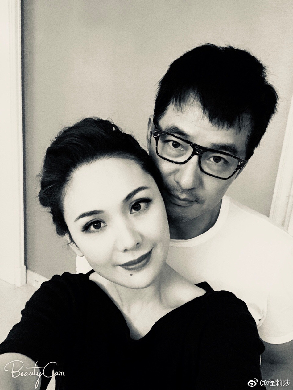 狗粮撒不停!程莉莎晒与老公郭晓东自拍照
