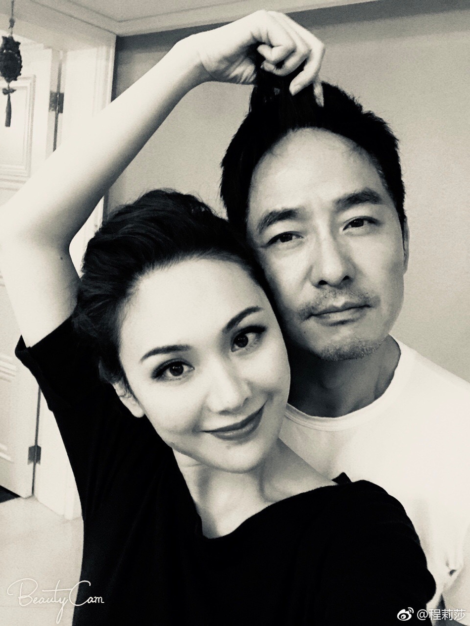 照片中,郭晓东与程莉莎身穿黑白配情侣装,夫妻俩的贴脸自拍超甜蜜