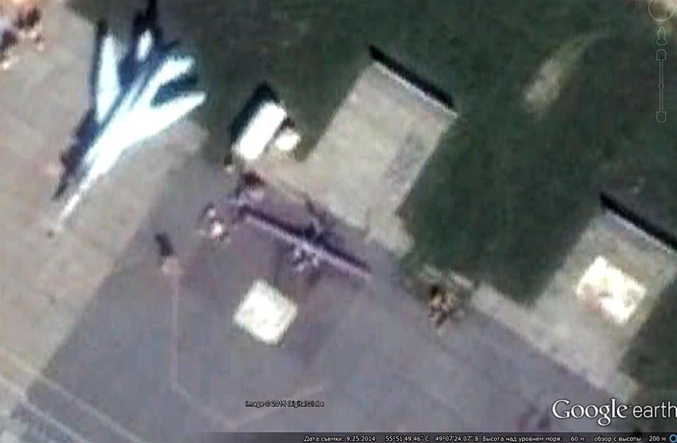 谷歌地球中展示的“牵牛星”无人机,旁边是一架“逆火”战略轰炸机。