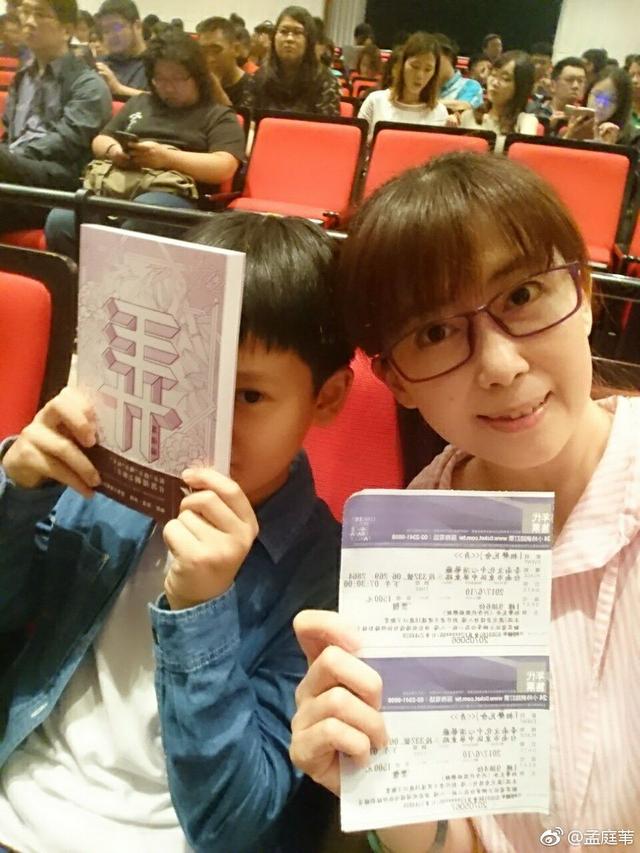 偶尔也会搞怪卖萌，曾经的玉女掌门人，如今已经49岁了，但还是魅力依旧，气质还是十分的优雅。