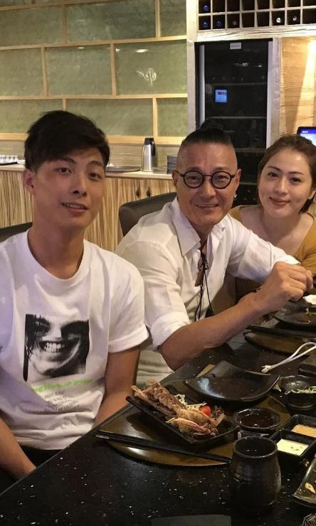 三个人十分和谐,据说卢惠光的小女友比他小24岁,不过他也表示自己的