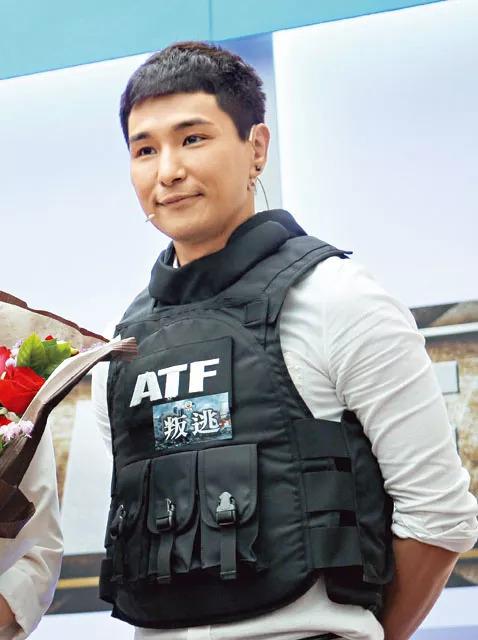 但是从某些剧集中的照片来看，陈展鹏确实脸部看起来充满硅胶感~
