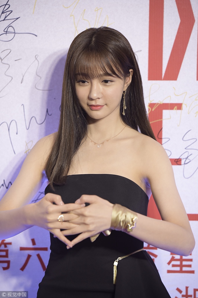 沈梦辰穿抹胸裙秀香肩笑成眯眯眼