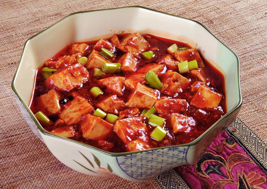 日本盛产新鲜和滑嫩的豆腐，用碎肉和酱汁煮成的麻婆豆腐，是一道在日本很受欢迎的美食。