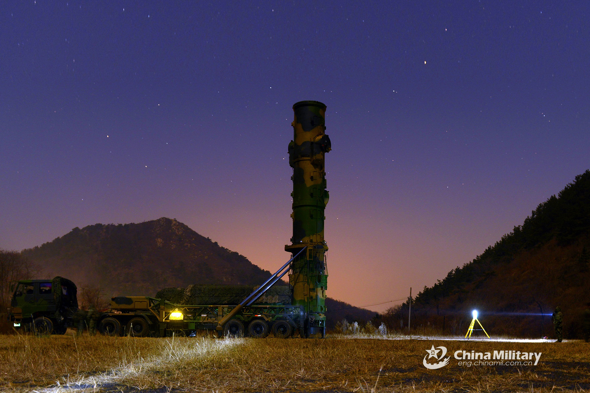 东风21d导弹部队全防护状态下发射演练