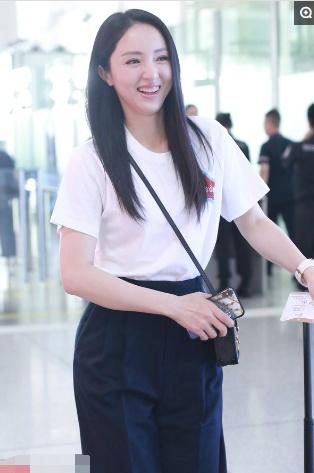 网友们真心希望董璇能走出阴霾，这样爽朗的大笑很久没有看到了