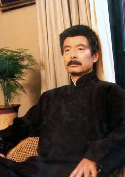 濮存昕,在2005年的电影《鲁迅》中扮演鲁迅,为此还瘦了几十斤,不愧是受人尊敬的当今艺术家。