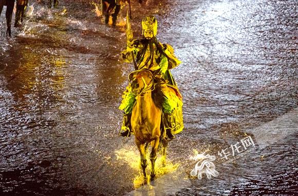 关羽驰骋沙场 记者 李黎 摄