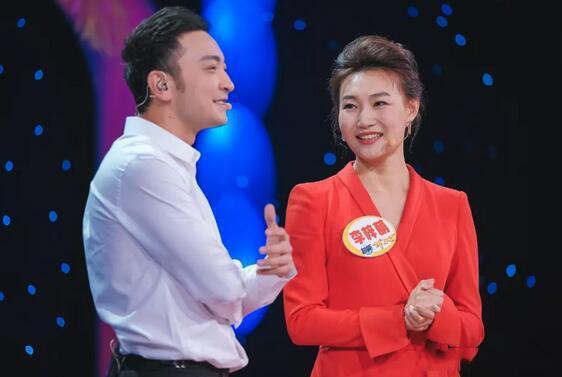 李梓萌，真的不愧为央视第一美女，私底下确实很漂亮，可惜的是现在41岁的她还单身。