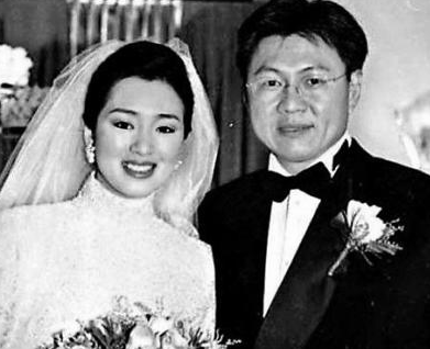 巩俐 巩俐曾经为他离婚，他说若巩俐单身一定娶她，但转身就找到了真爱