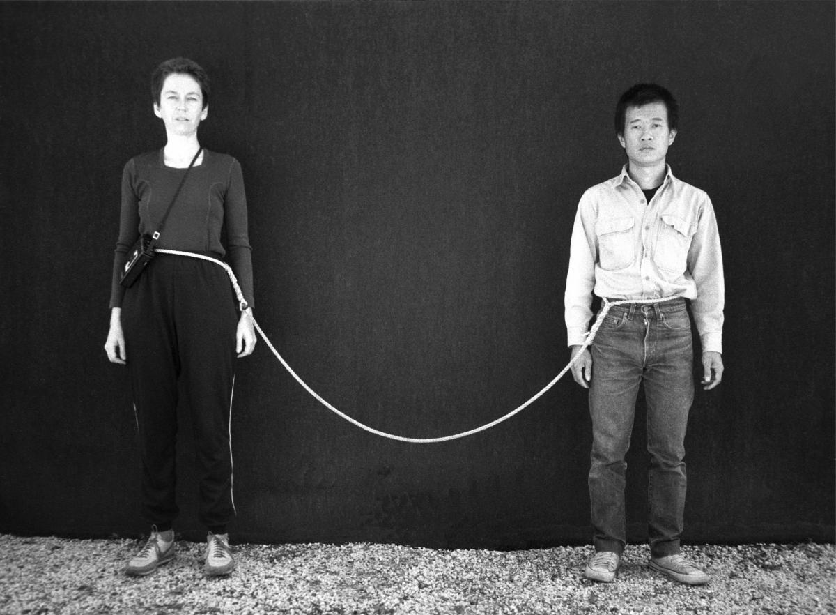 这对男女用麻绳绑在一起生活一年什么都做了除了发生关系