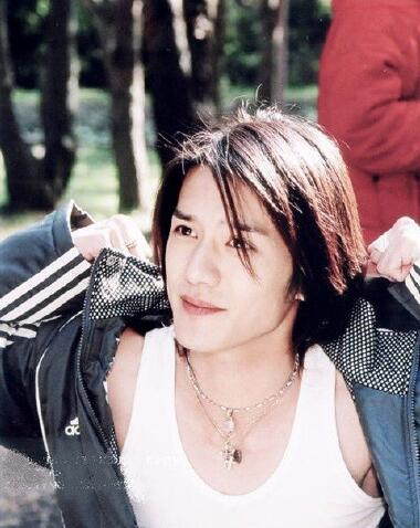 网友：樱花树下的17岁少年已经长大了啊 。