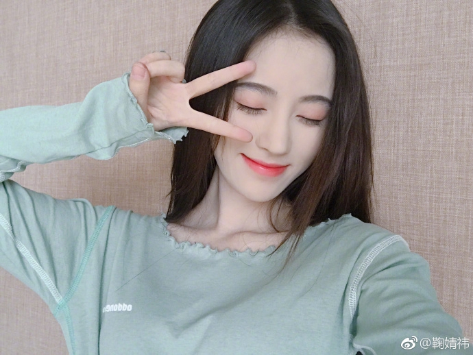 组图鞠婧祎晒自拍变可爱小猫咪比耶甜笑五官精致皮肤白皙