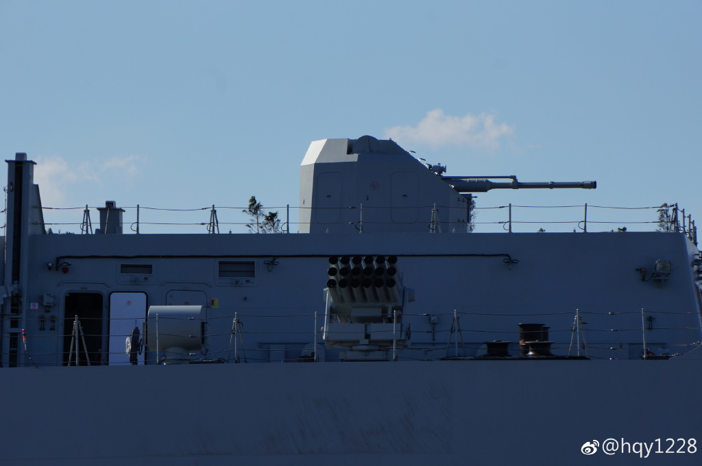 6 中国海军最新一艘万吨两栖舰亮相 弦号980